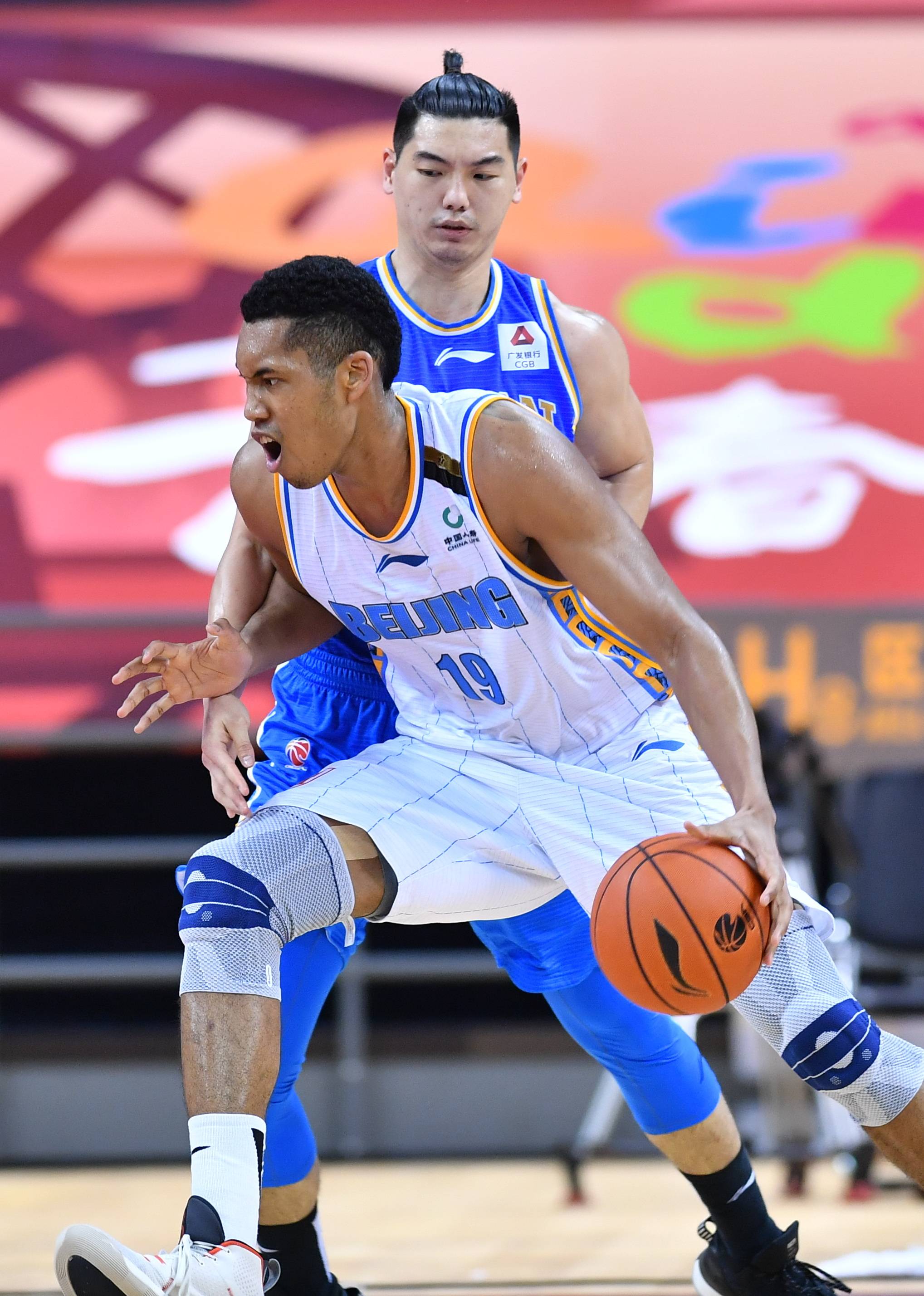 卻透過他的 卻透過他的